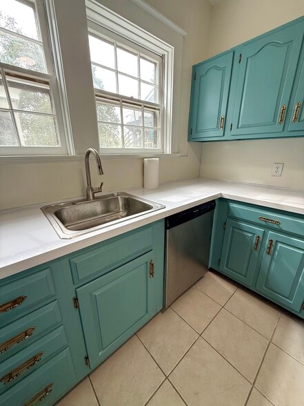 Updated kitchen - 2312 Hawthorne Ave