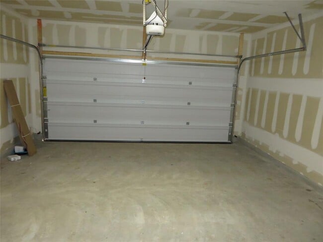 Building Photo - 13400 Briarwick Dr