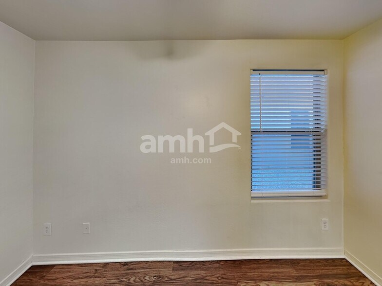 Building Photo - 2033 W Vineyard Plains Dr