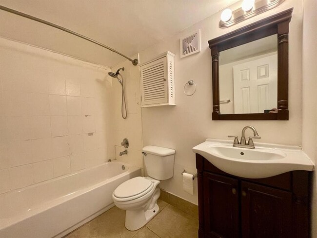 Building Photo - 601 NE 29th Dr