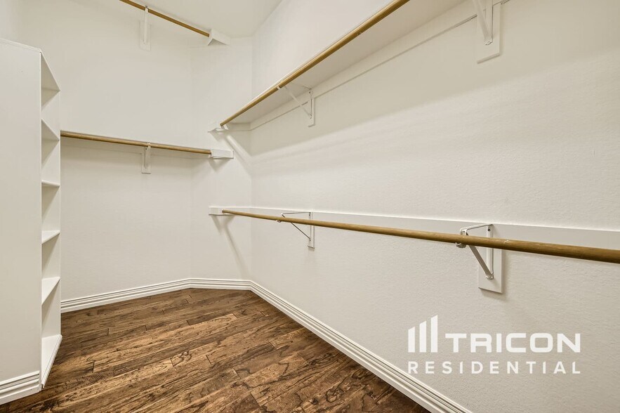 Building Photo - 2208 Knob Hill Dr