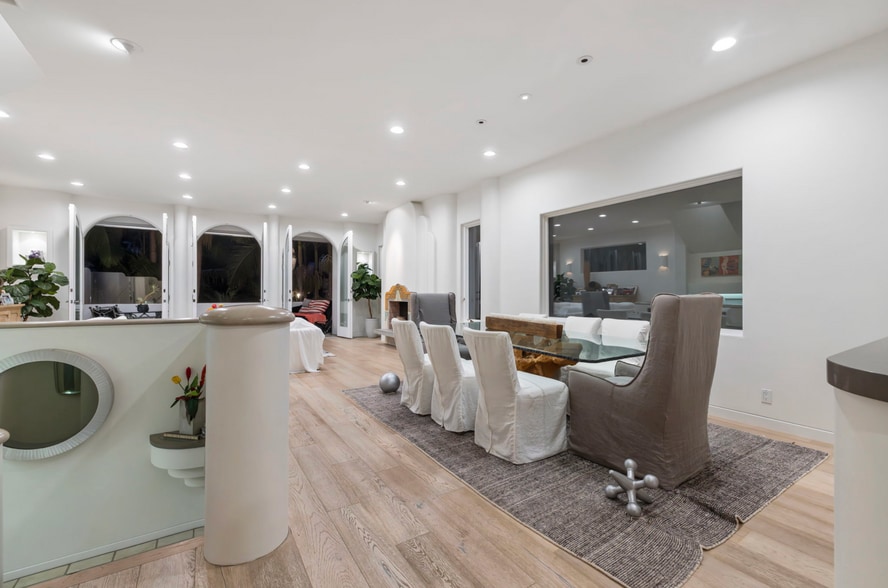 The open floorplan is perfect for entertaining. - 120 Mast Mall