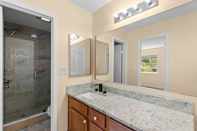 Building Photo - Town Home For Rent in Town 'n' Country!