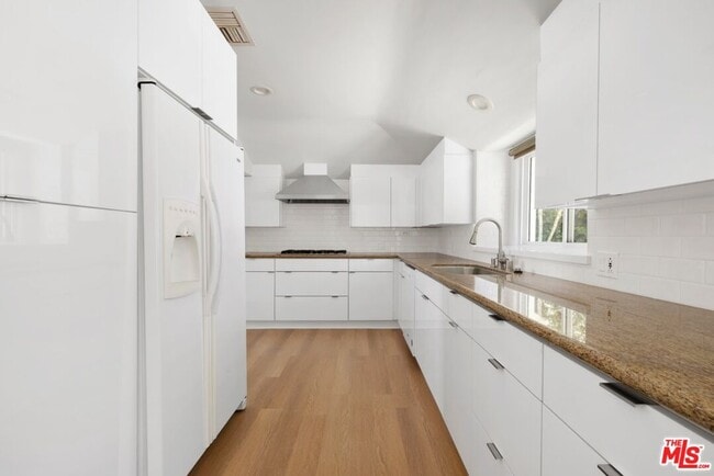 Building Photo - 2120 Linda Flora Dr