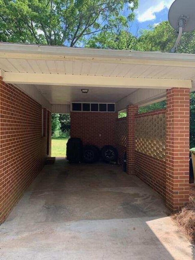 Building Photo - Fully Furnished and Move-in Ready: Charming 2BR/1BA Home