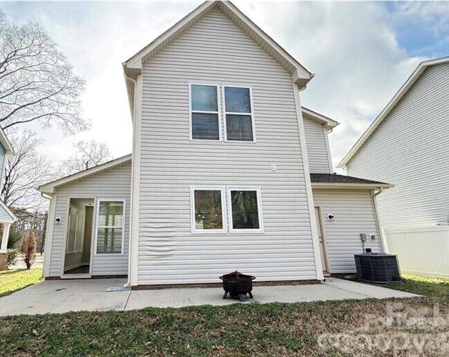 Building Photo - 3205 Shamrock Dr
