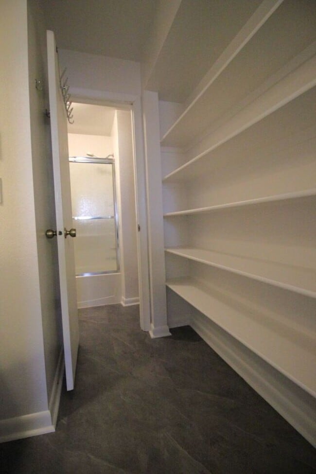 Building Photo - Cozy 2 bedroom condo