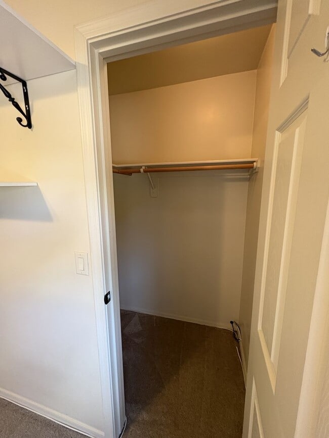 Building Photo - East side beauty 4 bedrooms