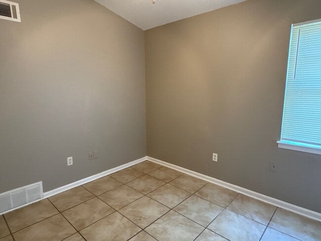 Building Photo - Newly Listed Home in Oakhaven