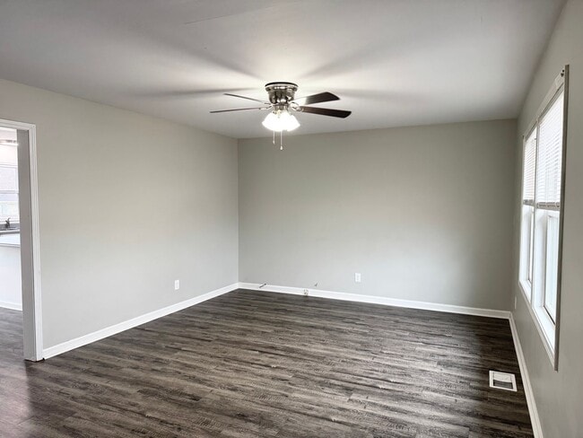 Building Photo - Just listed!