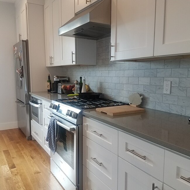 Building Photo - 230 Bowen St