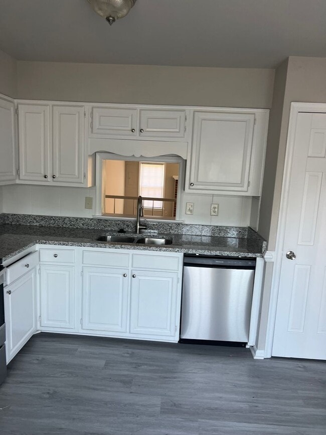 Building Photo - Totally Rehab Townhome