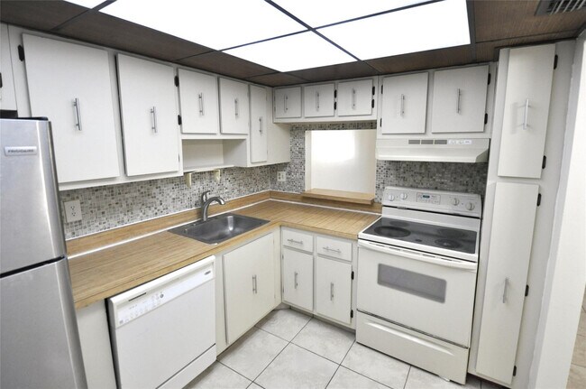 Building Photo - 4354 NW 9th Ave