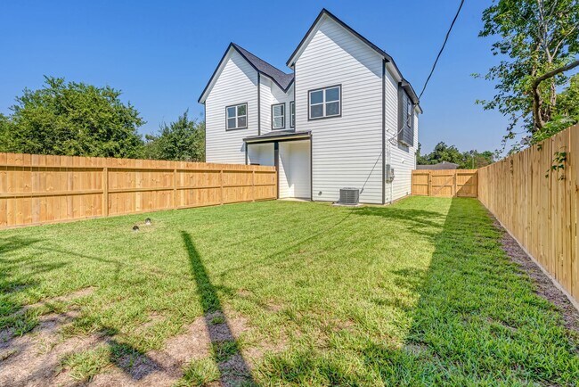 Building Photo - 5642 Hirondel St