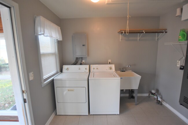 Building Photo - 12038 Cavell St