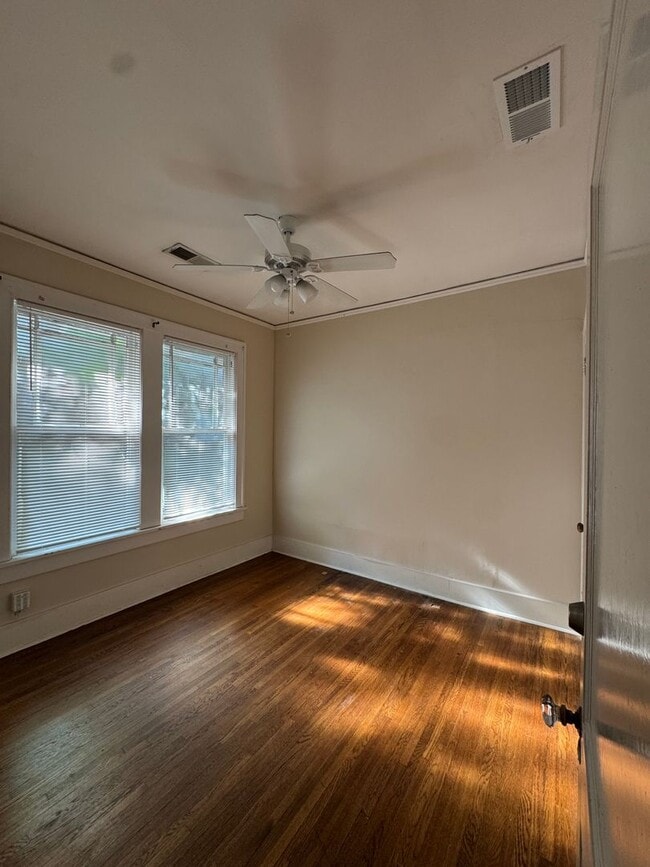 Building Photo - Historic Charm in Evergreen