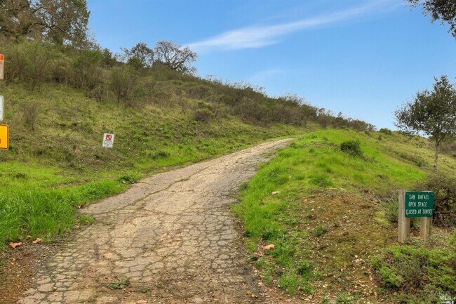 Building Photo - 16 Tudor Ct