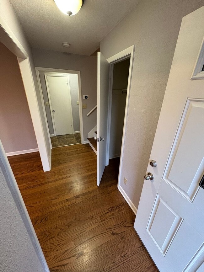 Building Photo - Huge Corner Lot in Grandview!! - 3 Bed / 2 Bath Split-Entry w/ Fenced Yard