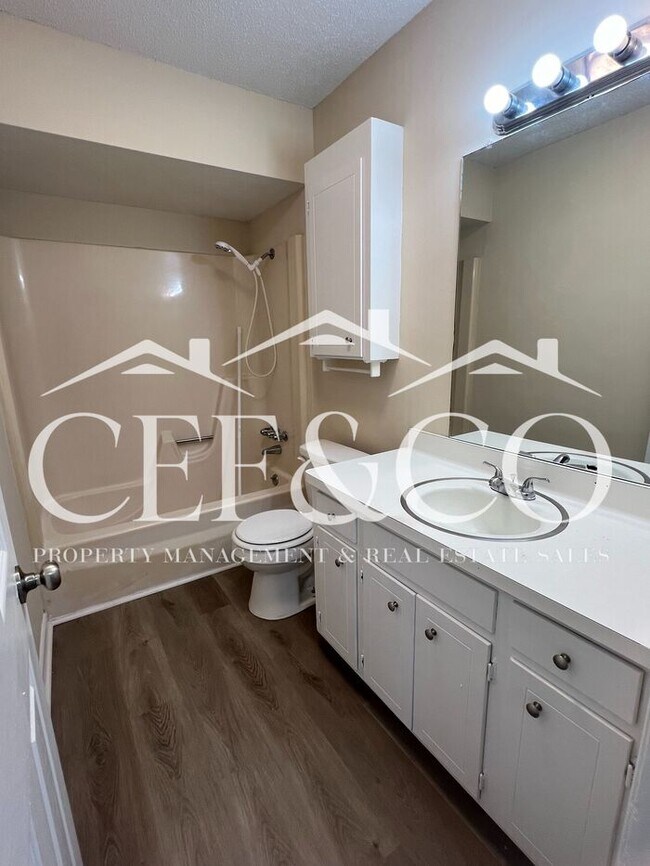 Building Photo - Adorable 2 bedroom 1 bathroom duplex now available in Inman!