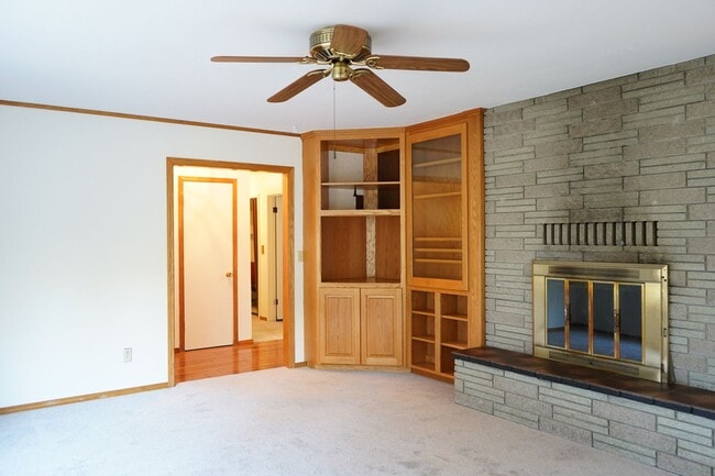 Building Photo - 3 bed 2 bath Single Family Home for Rent in Grants Pass