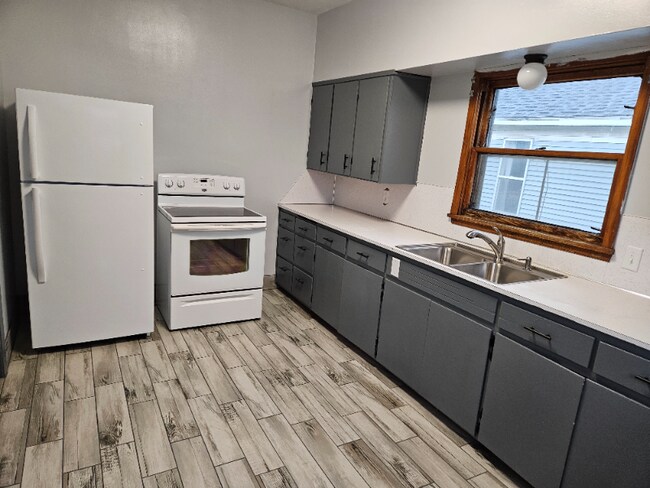 Primary Photo - 102 Center St