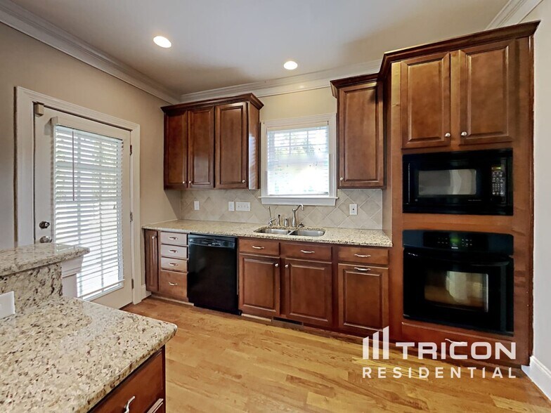 Building Photo - 806 Natural Springs Ct