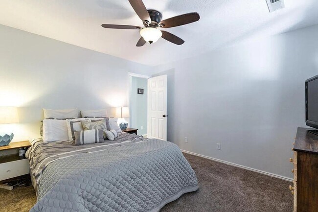 Building Photo - Easy Living! 3 Bedroom Home Condo in St. G...