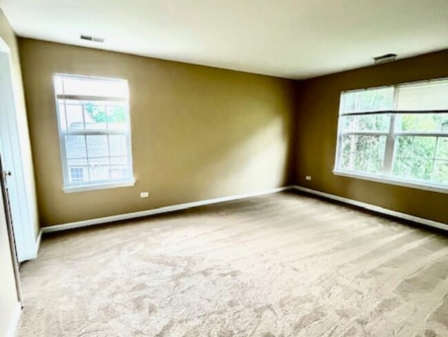 Building Photo - 1303 N Red Oak Cir