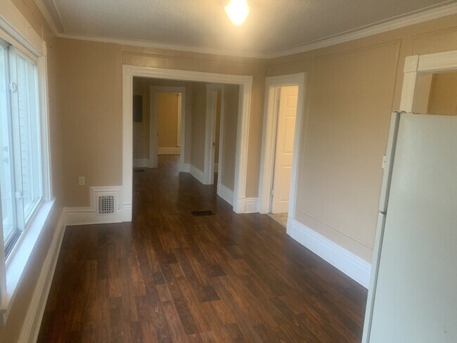 Building Photo - 2 Bedroom Upper Close to Downtown!