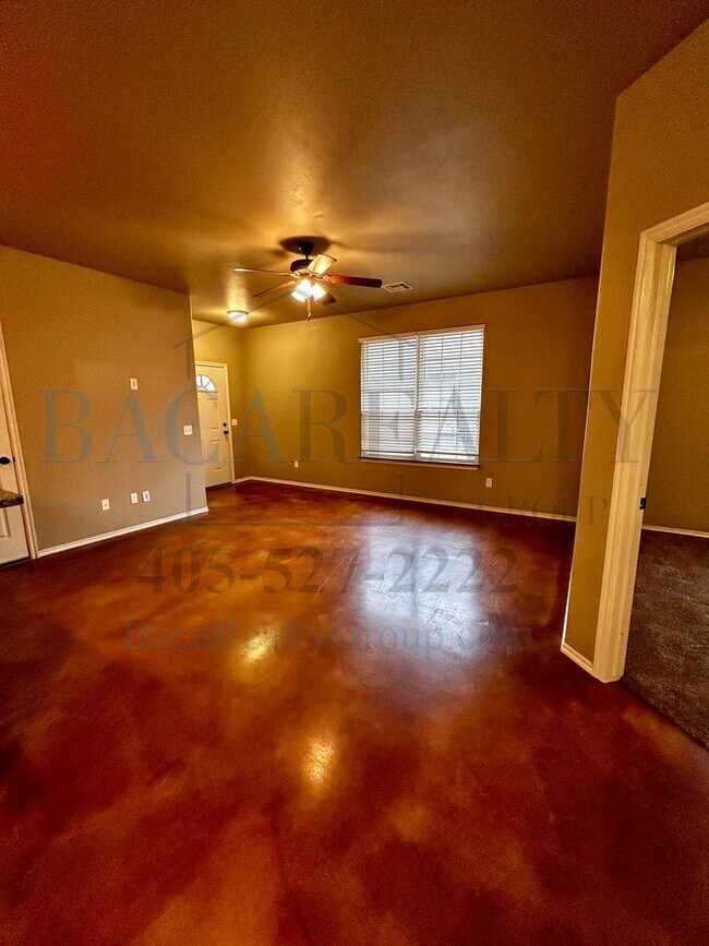 Building Photo - 3BR 2BA duplex with 2 car garage!!