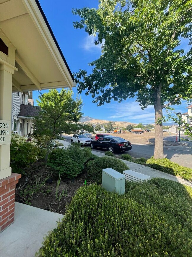 Building Photo - Two Bedroom Condo in the Exclusive Mountain Meadows Community!