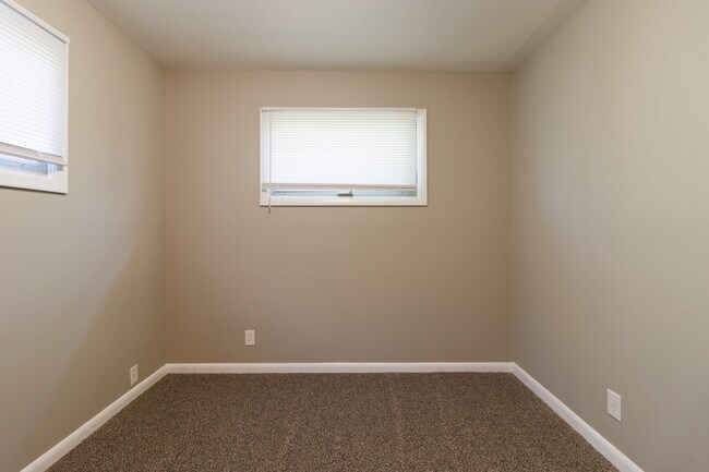 Building Photo - 432 Woodview Dr
