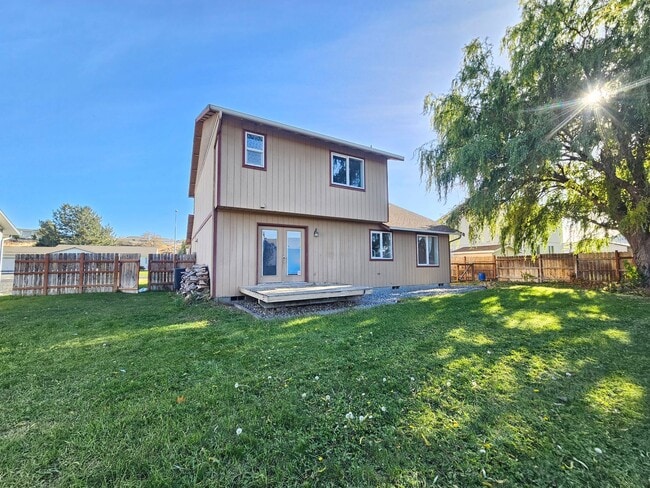 Building Photo - Three Bedroom Home in desirable neighborhood!