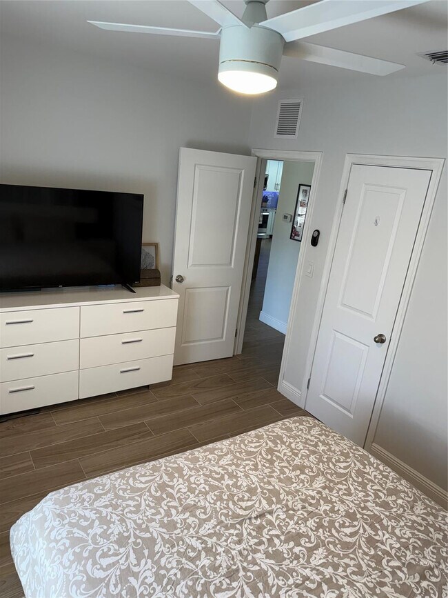 Building Photo - 1637 SE 1st St