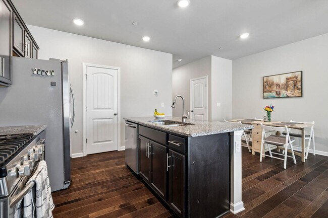 Building Photo - 1045 Enclave Ave