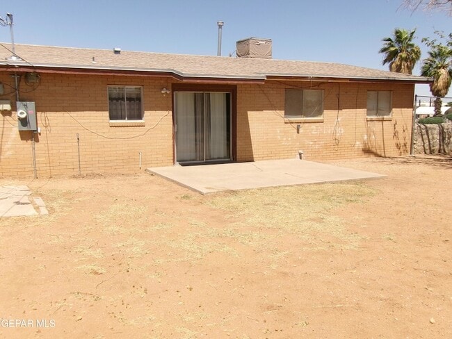 Building Photo - 10037 Oakwood Dr