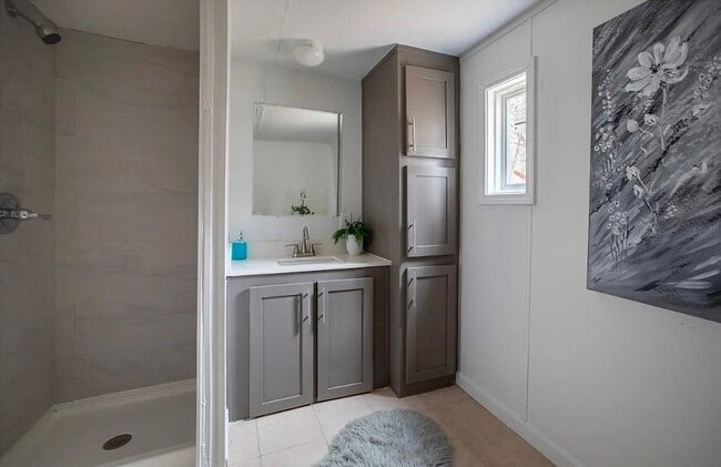 Building Photo - 9874 Lakeshore Dr