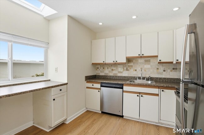 Building Photo - 83 Hilltop Dr