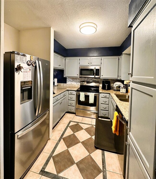 Building Photo - Three Bed Two Bath Home