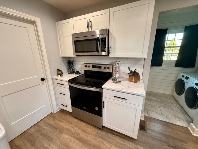Building Photo - Your Perfect Retreat Awaits in Kingsport –...