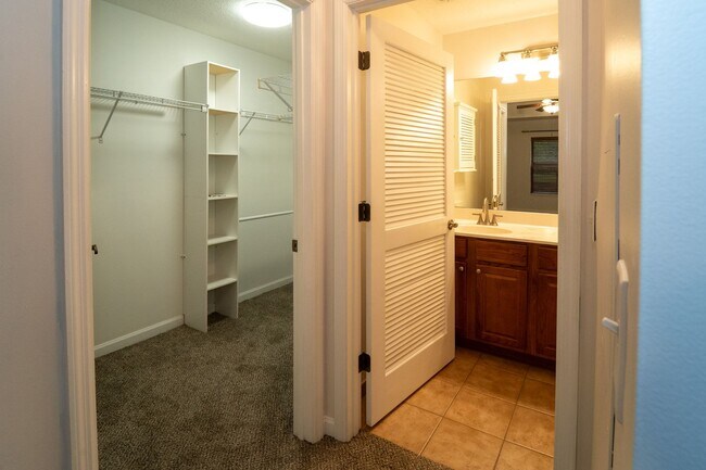 Building Photo - Belle Haven 2-Bedroom Condo with Pond View and Garage