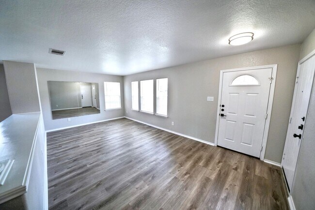 Building Photo - Stunning 4-Bedroom, 2.5-Bathroom Home in L...