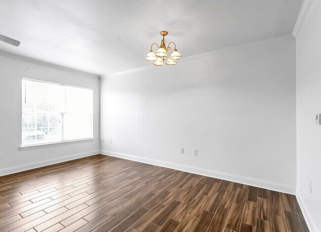 Building Photo - 3/2.5 Crestview Townhome with Community Po...