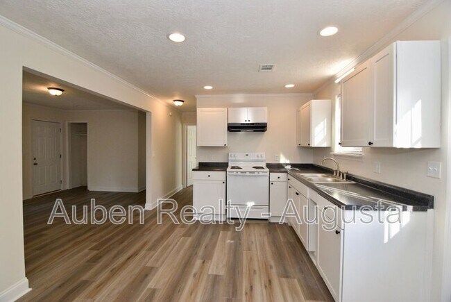 Building Photo - 1924 Roberson Rd