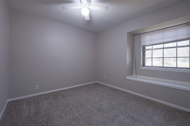 Building Photo - 20427 Lakeside Dr