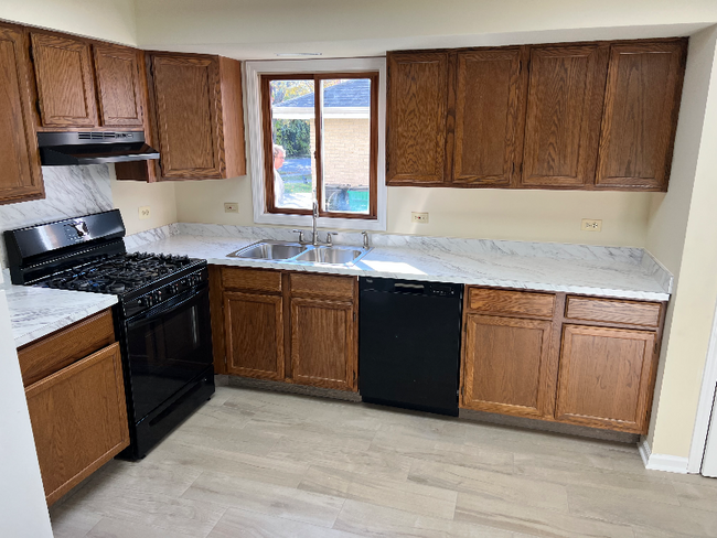 Building Photo - 315 Creekside Dr