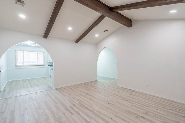 Building Photo - Bright and clean 3 bedroom home!