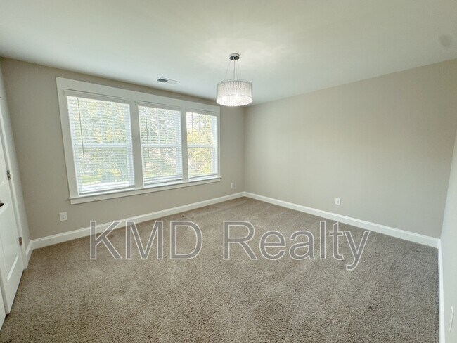 Building Photo - 807 McArthur Ave