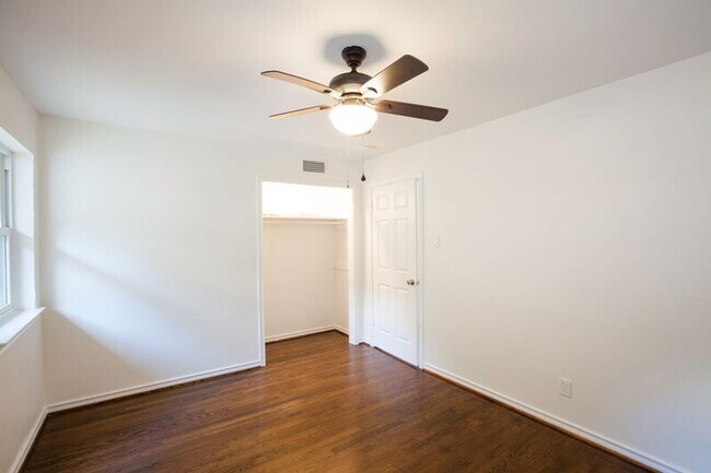 Building Photo - 10140 Shadyview Dr