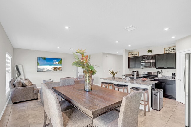 Building Photo - 712 Pomegranate Pl